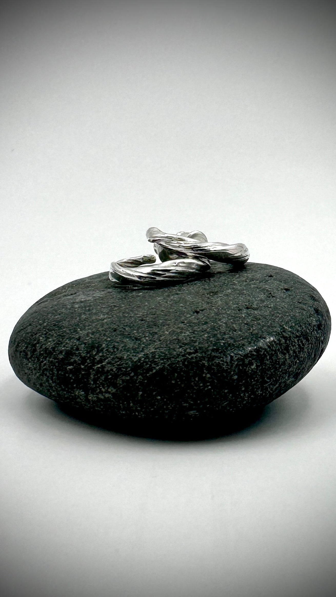 Mitsuro Hikime Circle Studs
