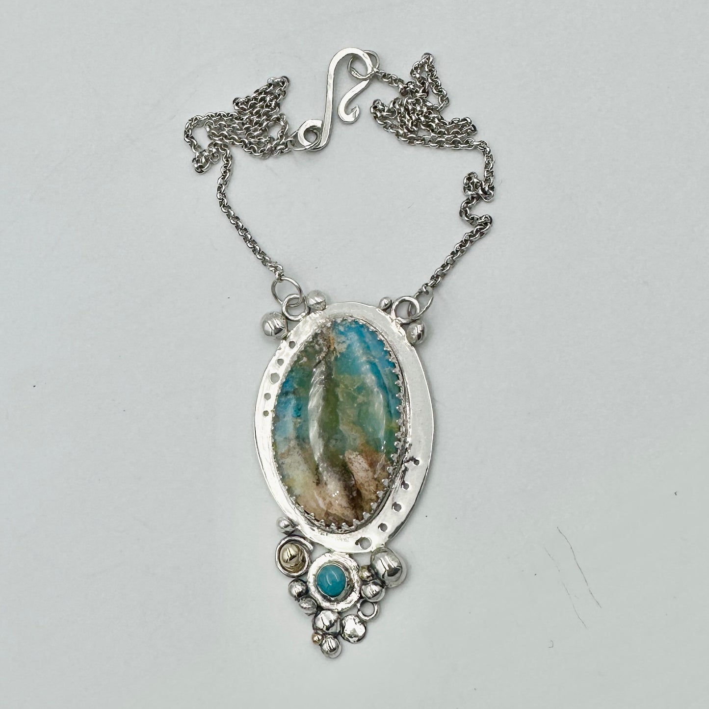 Close-up_of_Regency_Plume_Agate_cabochon_and_9ct_gold_bubble_on_sterling_silver_pendant