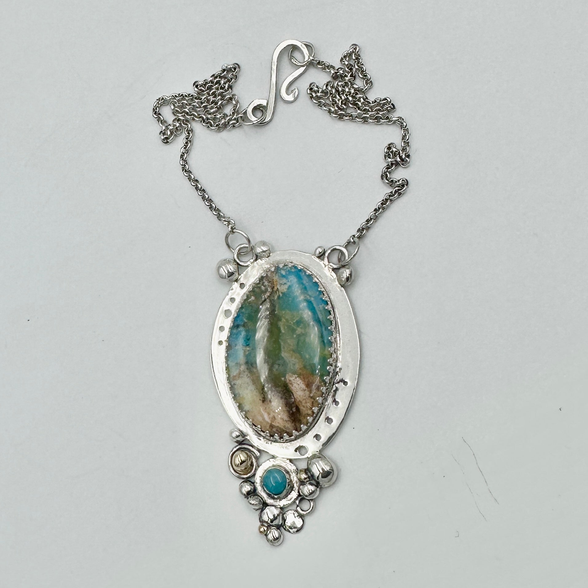 Close-up_of_Regency_Plume_Agate_cabochon_and_9ct_gold_bubble_on_sterling_silver_pendant