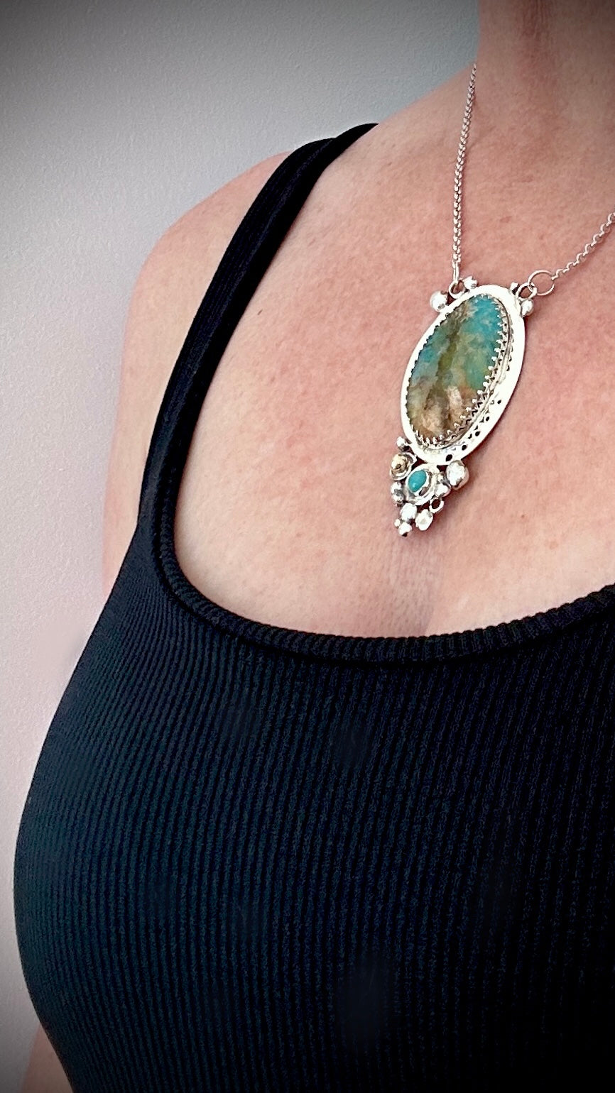 Regency_Plume_Agate_cabochon_and_9ct_gold_bubble_on_sterling_silver_pendant